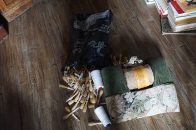 un tas d'objets posés par terre à côté d'une chaise