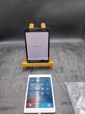 une tablette posée sur une table à côté d'un sac