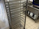 une photo d'une cuisine professionnelle équipée d'appareils en acier inoxydable