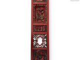 une photo d'une tenture murale rouge sur laquelle figure une horloge