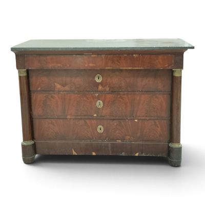 une petite commode avec un plateau en marbre