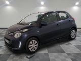 la photo d'une petite voiture bleue garée sur un sol en damier