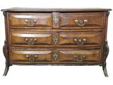 une commode en bois comportant de nombreux tiroirs