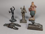 trois figurines en bronze représentant un homme, une femme et un chien