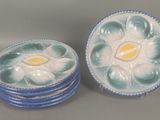 une pile d'assiettes bleues et blanches ornées d'une fleur