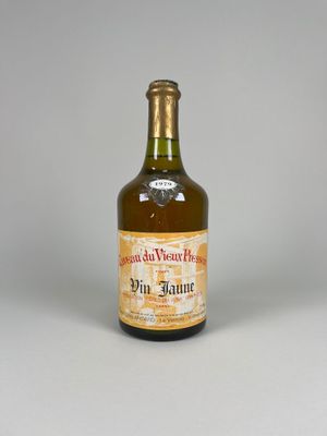 une bouteille de vin posée sur une table