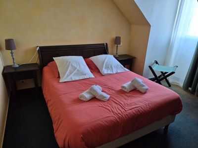 SUR DÉSIGNATION Lit et literie, deux chevets, deux lampes, t…