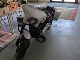 un motocycle garé à l'intérieur d'un bâtiment