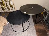 deux tables placées l'une à côté de l'autre sur le sol