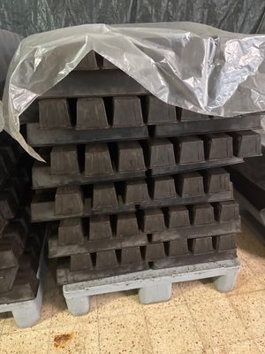 de nombreuses piles de boîtes en plastique noir sur une palette
