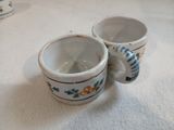 deux tasses posées sur une table