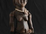 un gros plan sur la statue d'une femme portant un collier autour du cou