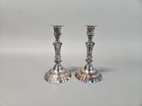 Paire de flambeaux en bronze argenté. (photo 3)