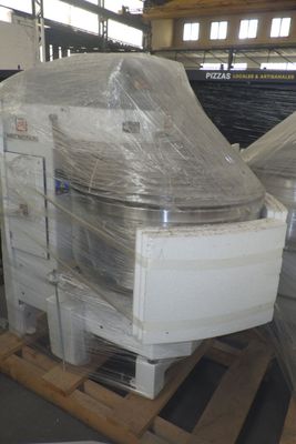 de nombreux meubles emballés dans du plastique sur une palette