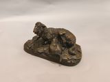 statue en bronze représentant un ours et son ourson sur un rocher, sur fond blanc