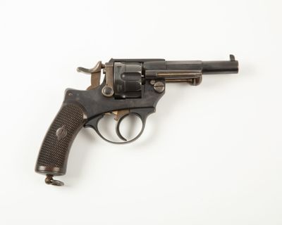 un vieux fusil sur une surface blanche avec un fond blanc