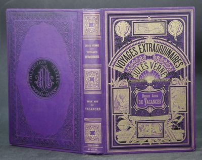 un livre violet posé sur une table, devant un fond noir