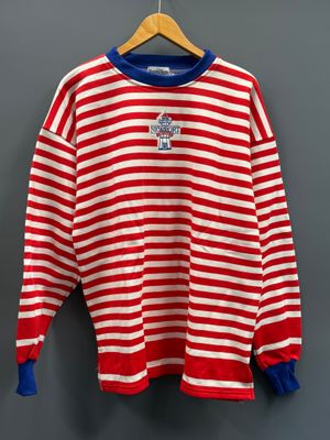 une chemise rayée rouge et blanche accrochée à un mur