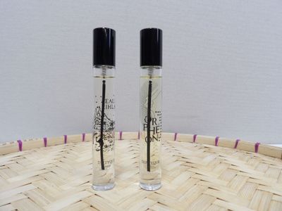 deux flacons de parfum posés sur un plateau en bois