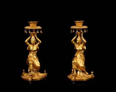 PAIRE DE FLAMBEAUX en bronze doré aux danseuses dans le goût de la Tur