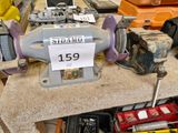 une machine posée sur une table