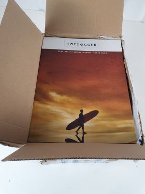 une photo d'un livre dans une boîte posée sur une table