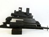 une maquette de bateau noire sur un fond blanc