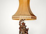 an image of a lamp that is sitting on a table