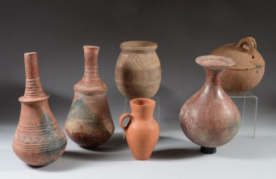 many different vases that are sitting on a table