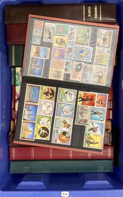 une boîte bleue contenant tout un tas de livres