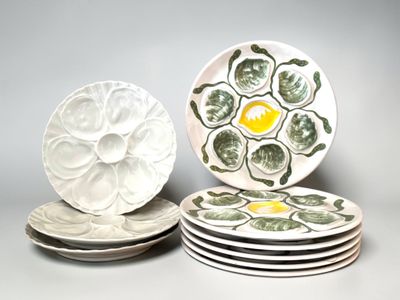 many plates that are stacked on top of each other