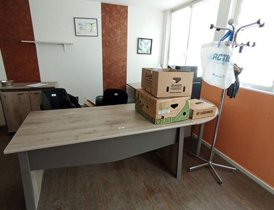 un bureau sur lequel sont posées des boîtes, dans une pièce