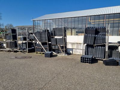 de nombreuses piles de pneus devant un bâtiment