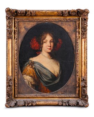 portrait d'une femme en robe bleue, avec une fleur rouge dans les cheveux