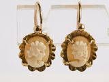 boucles d'oreilles plaquées or ornées de camées sculptés représentant une femme et une fleur