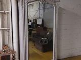 un miroir posé sur le sol d'une pièce