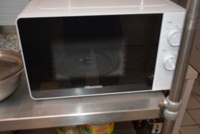 un micro-ondes posé sur une étagère dans la cuisine