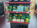 de nombreux articles sur les étagères du magasin