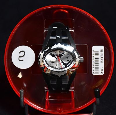une montre noire et rouge dans un étui rouge