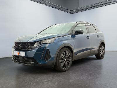 un SUV bleu garé dans un garage aux murs blancs