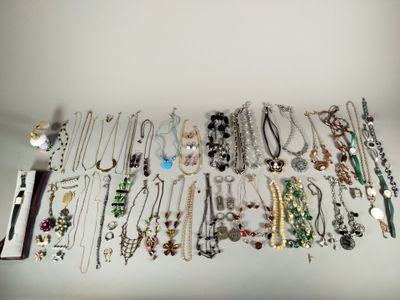 de nombreux colliers et bracelets accrochés à un mur