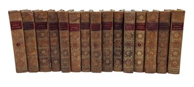 les livres sont alignés en rangées sur une surface blanche