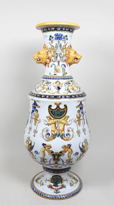 un vase blanc orné d'un motif bleu et or