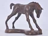 statue d'un cheval posée sur un socle, sur fond blanc