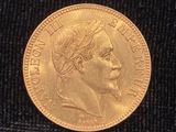 l'image d'une pièce d'or sur laquelle figure le visage d'un homme