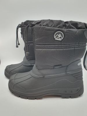 une paire de bottes grises posées sur une surface blanche