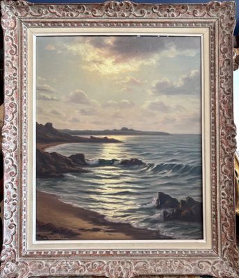 une peinture à l'huile représentant un coucher de soleil sur l'océan, posée sur une table