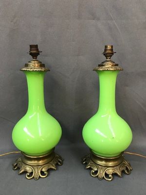 paire de lampes vintage en verre vert avec des pieds en laiton