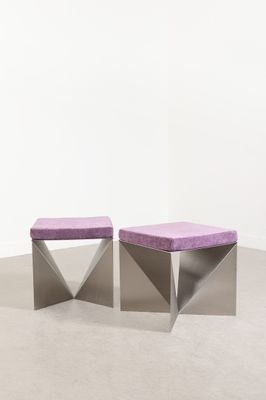 deux tabourets violets empilés l'un sur l'autre dans une pièce