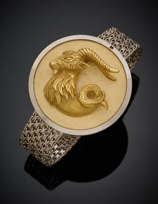 un gros plan d'une bague sur laquelle figure une chèvre